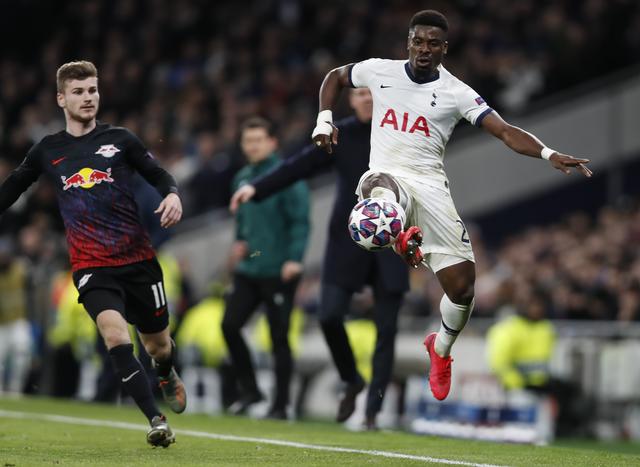 赵睿后场发球失误 孙铭徽断球上篮得手