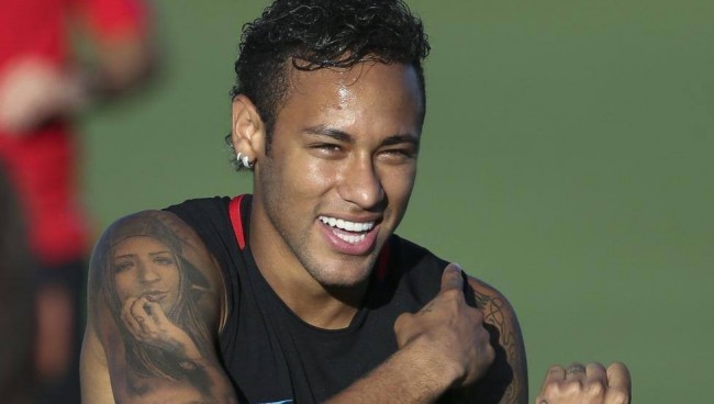 惊魂一幕！后脑勺撞膝，杨瀚森险些受伤，幸无大碍啊！