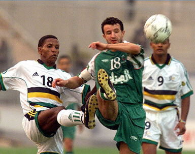 杨瀚森强打篮下造成犯规 两罚全中