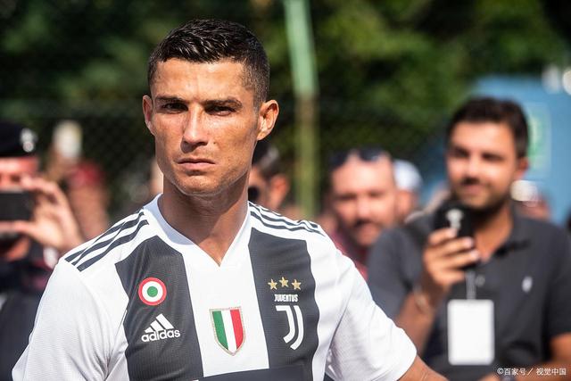 彻底爆发！勇士全队集体抗议裁判，库里被对手恶意拉扯犯规令人震怒