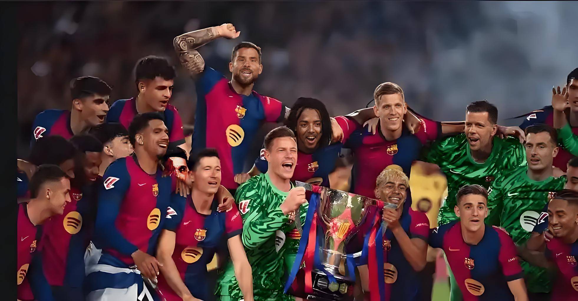 足球场内球迷挥舞旗帜的狂热瞬间