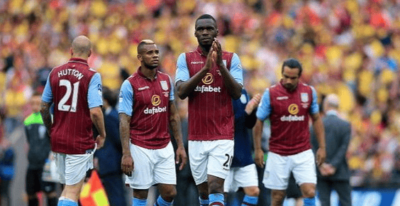 篮球球员空中飞身扣篮的爆炸性瞬间